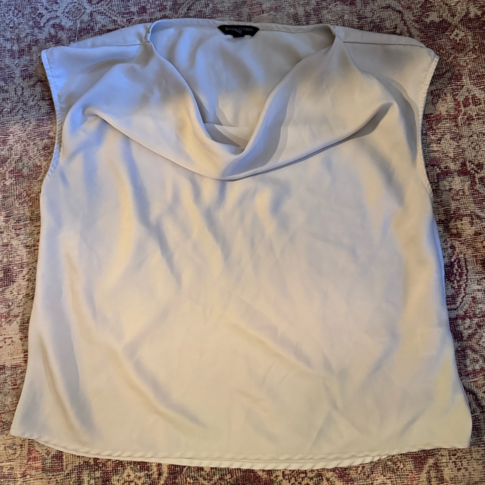 Banana Republic Flowy Top 🤍